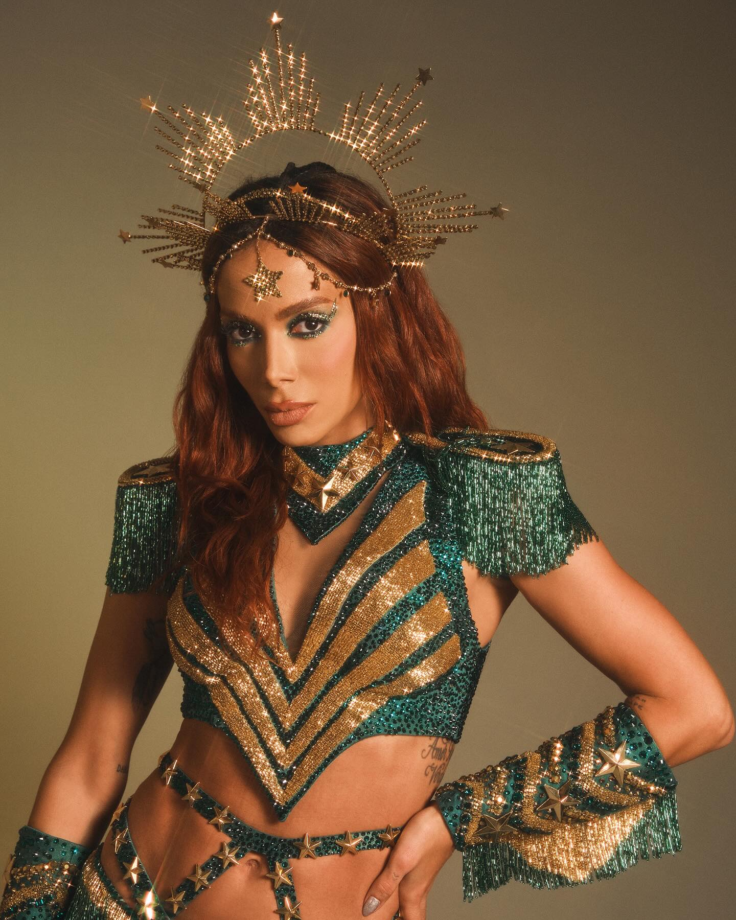 Looks de Carnaval 2024: Anitta para "Ensaios da Anitta" com homenagens às escolas de samba