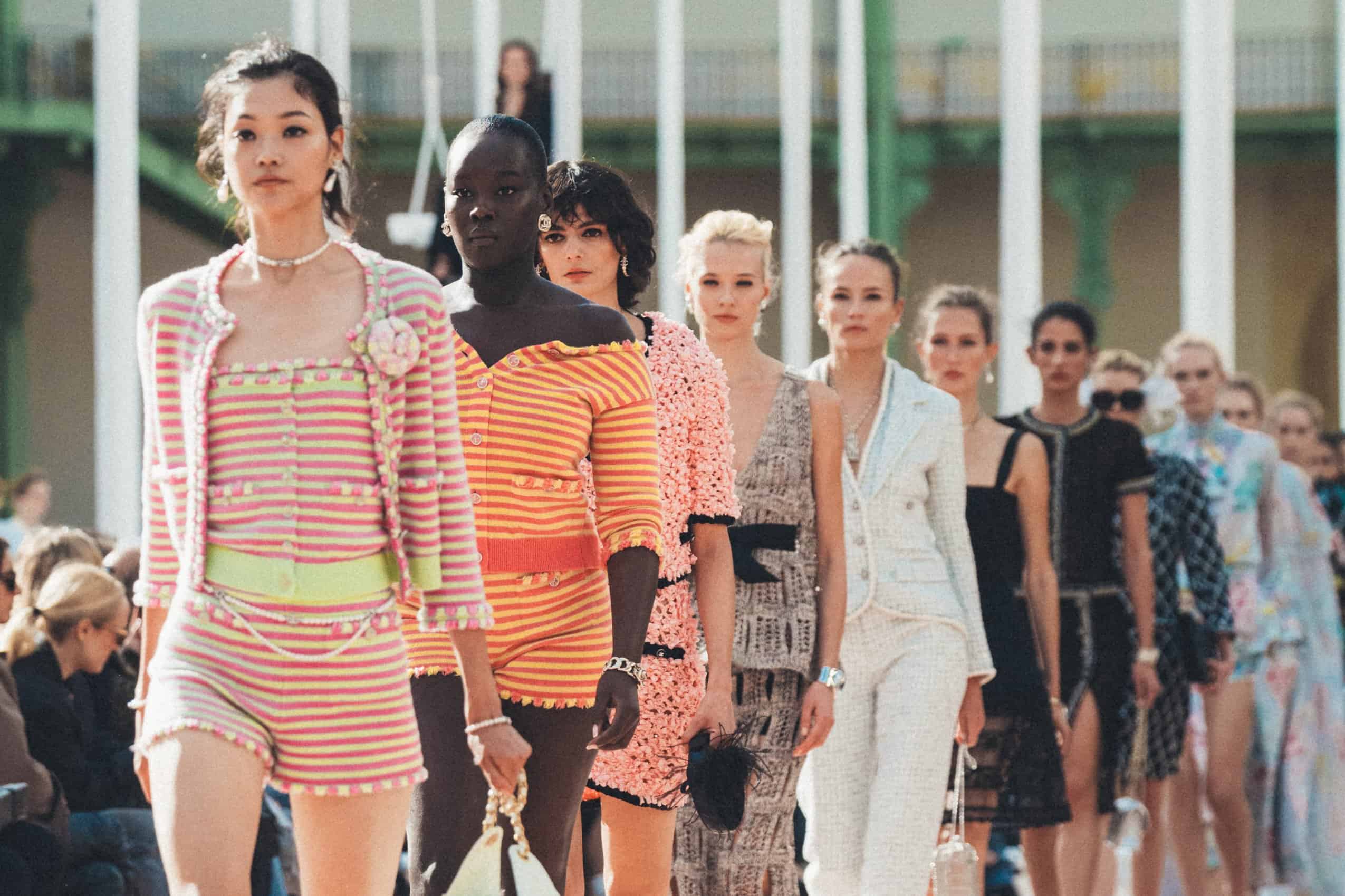 Entenda por que as tendências de moda das fashion weeks se disseminam pelo mundo