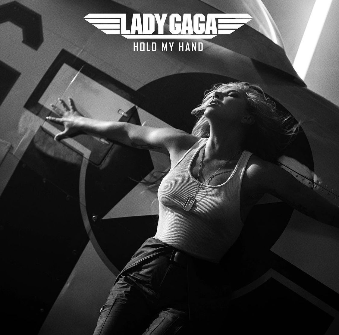 Capa de "Hold My Hand", de Lady Gaga, para trilha sonora de "Top Gun: Maverick", estrelado por Tom Cruise.