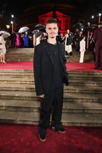 Romeo Beckham - Looks do The Fashion Awards 2023, direto do tapete vermelho