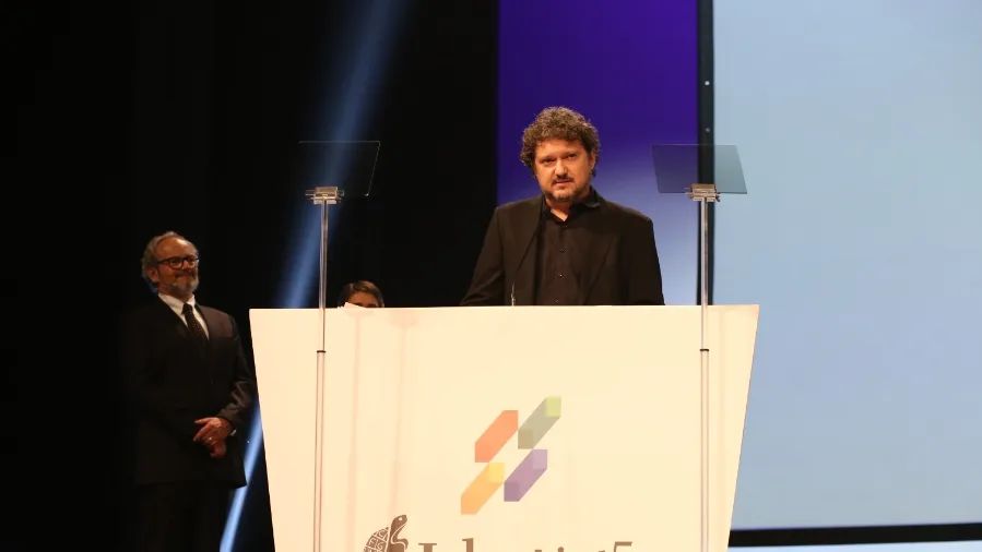 Fabrício Corsaletti recebeu o prêmio de "Livro do Ano" no Jabuti 2023 por "Engenheiro Fantasma"