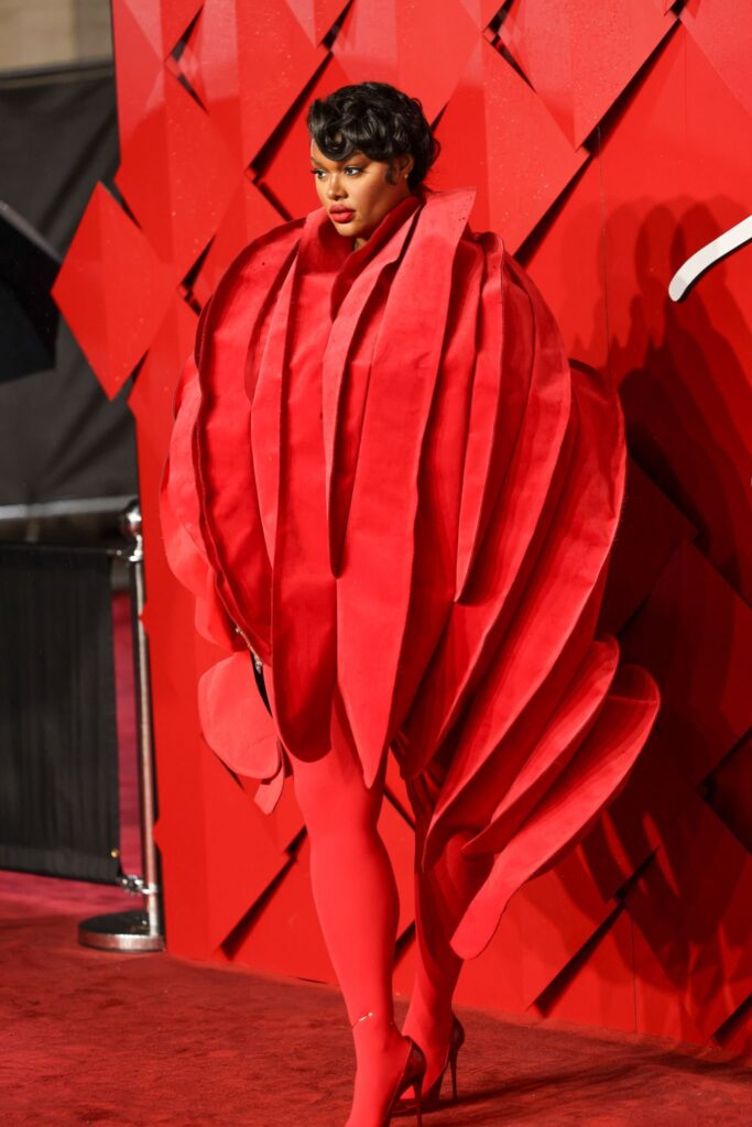 Looks do tapete vermelho do The Fashion Awards 2023