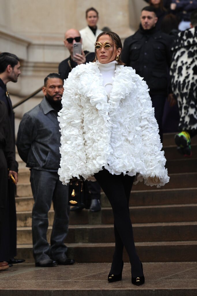 Jennifer Lopez no desfile da Schiaparelli de alta-costura, verão 2024, na semana de moda de Paris