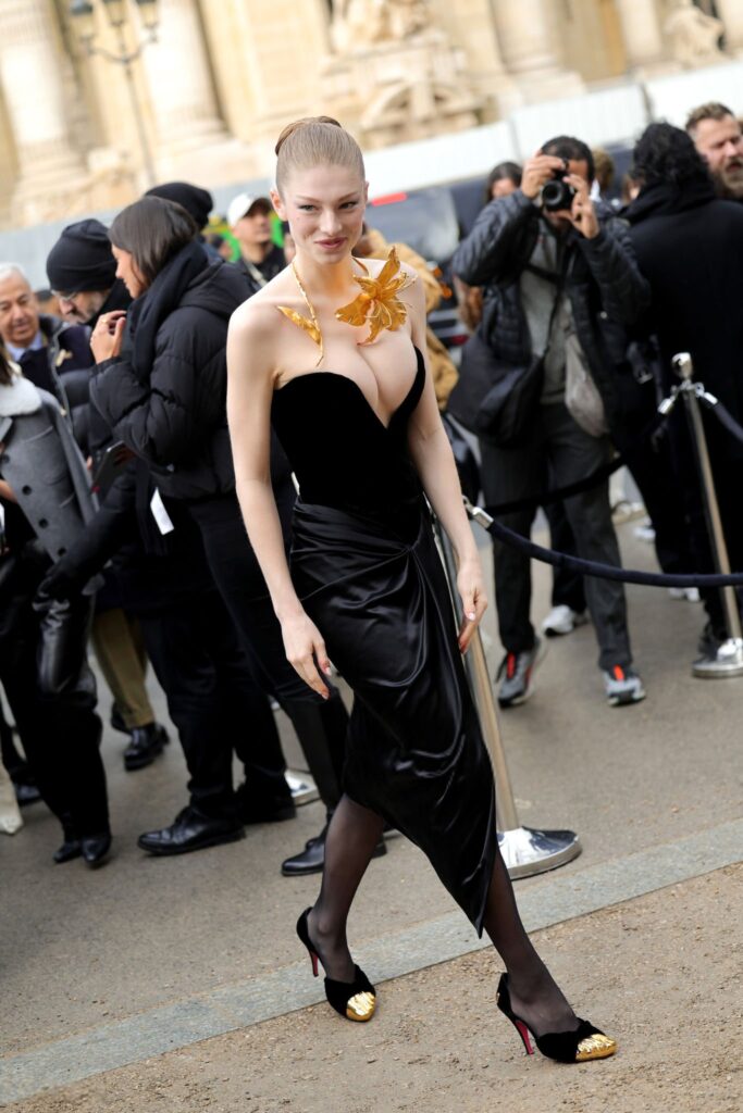 Hunter Schafer no desfile da Schiaparelli de alta-costura, verão 2024, na semana de moda de Paris