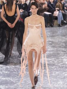 Simone Rocha estreia na alta-costura com Jean Paul Gaultier na semana de moda de Paris