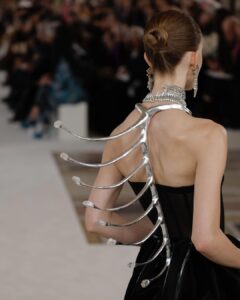 Desfile Schiaparelli na semana de moda de Paris de alta-costura, edição verão 2024