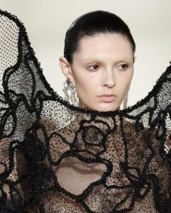 Desfile Schiaparelli na semana de moda de Paris de alta-costura, edição verão 2024