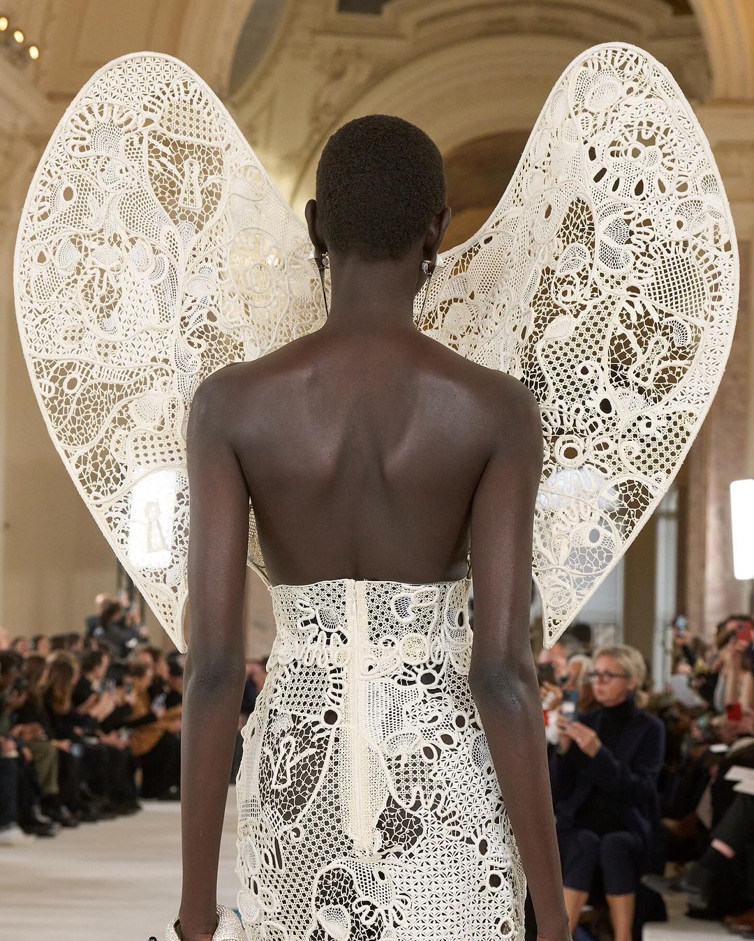 Estes detalhes do desfile da Schiaparelli vão te impressionar – TRAUM