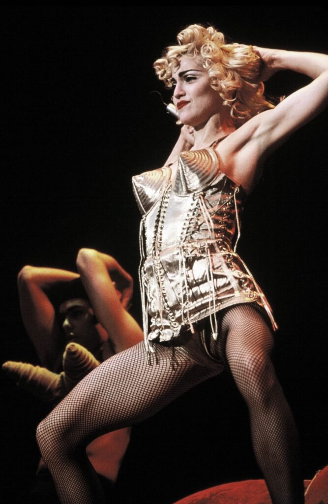 Madonna na Blonde Ambition Tour, em 1990