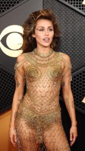 Look de alfinetes de Miley Cyrus no Grammy Awards 2024