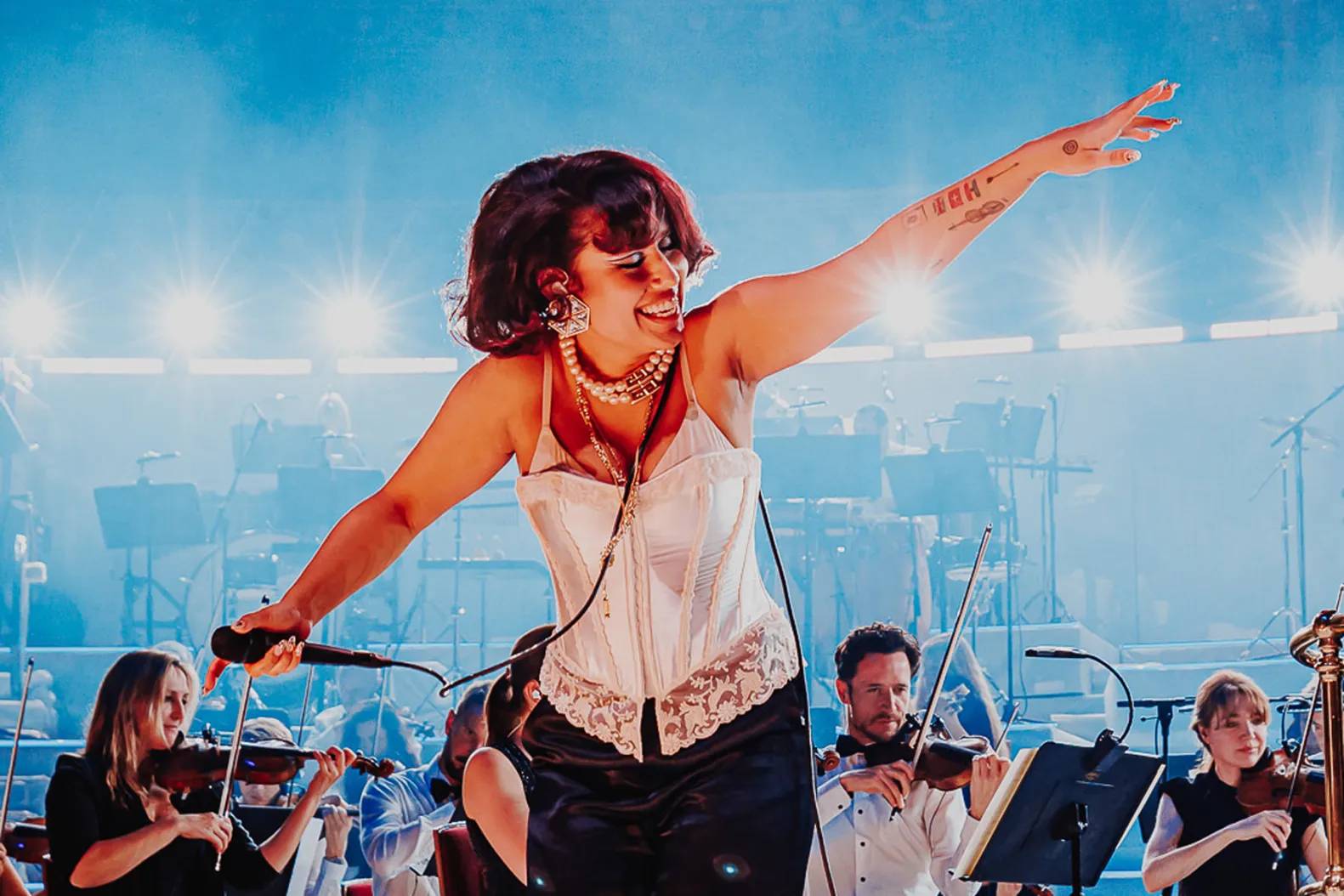 Raye, cantora que faz shows no C6 Fest e no Blue Note, já compôs hit de Anitta