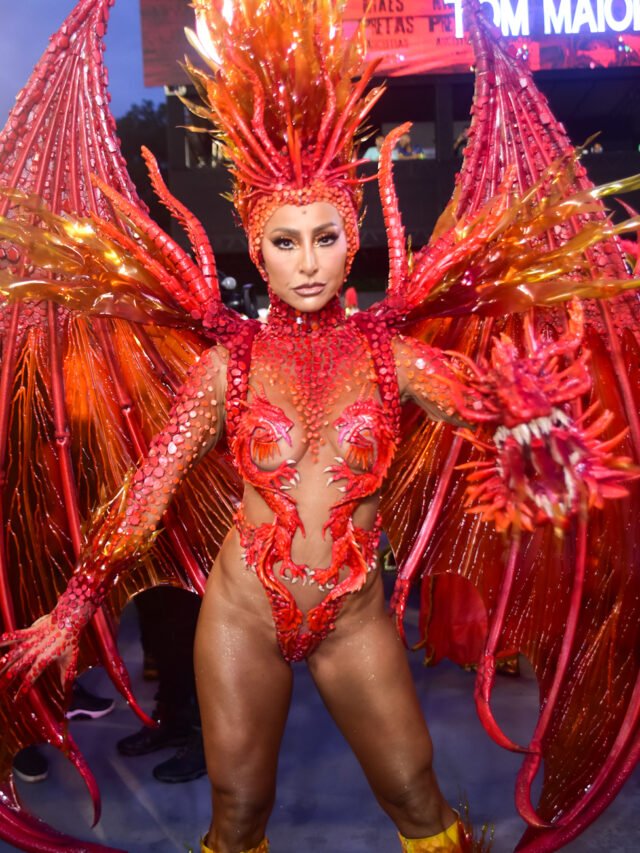 Sabrina Sato como rainha da bateria da Gaviões da Fiel, no desfile das escolas de samba do grupo especial de São Paulo