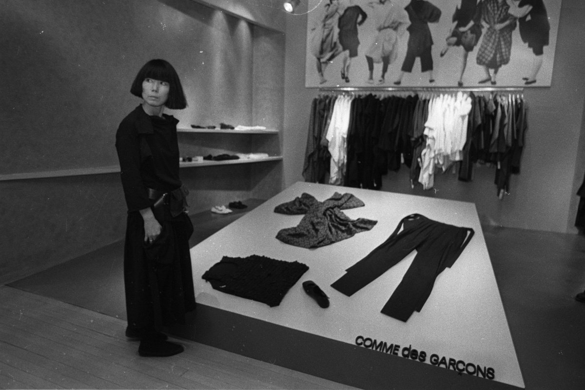 Conheça a história da Comme des Garçons, que abre loja no Brasil
