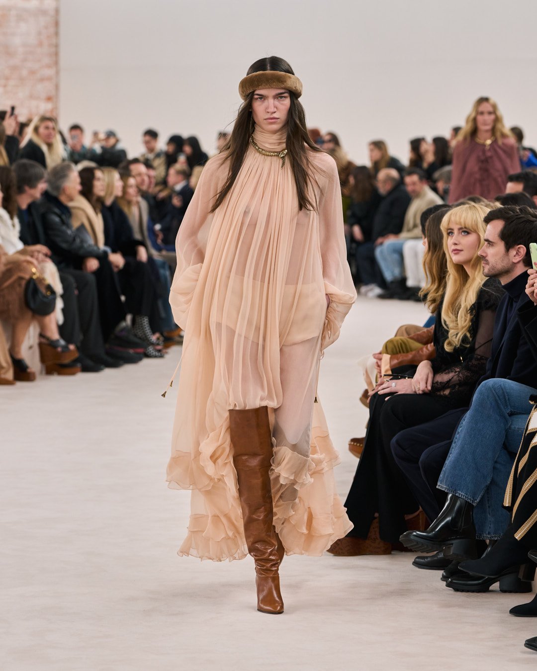 O que comprar nas liquidações de inverno: vestido midi de manga longa