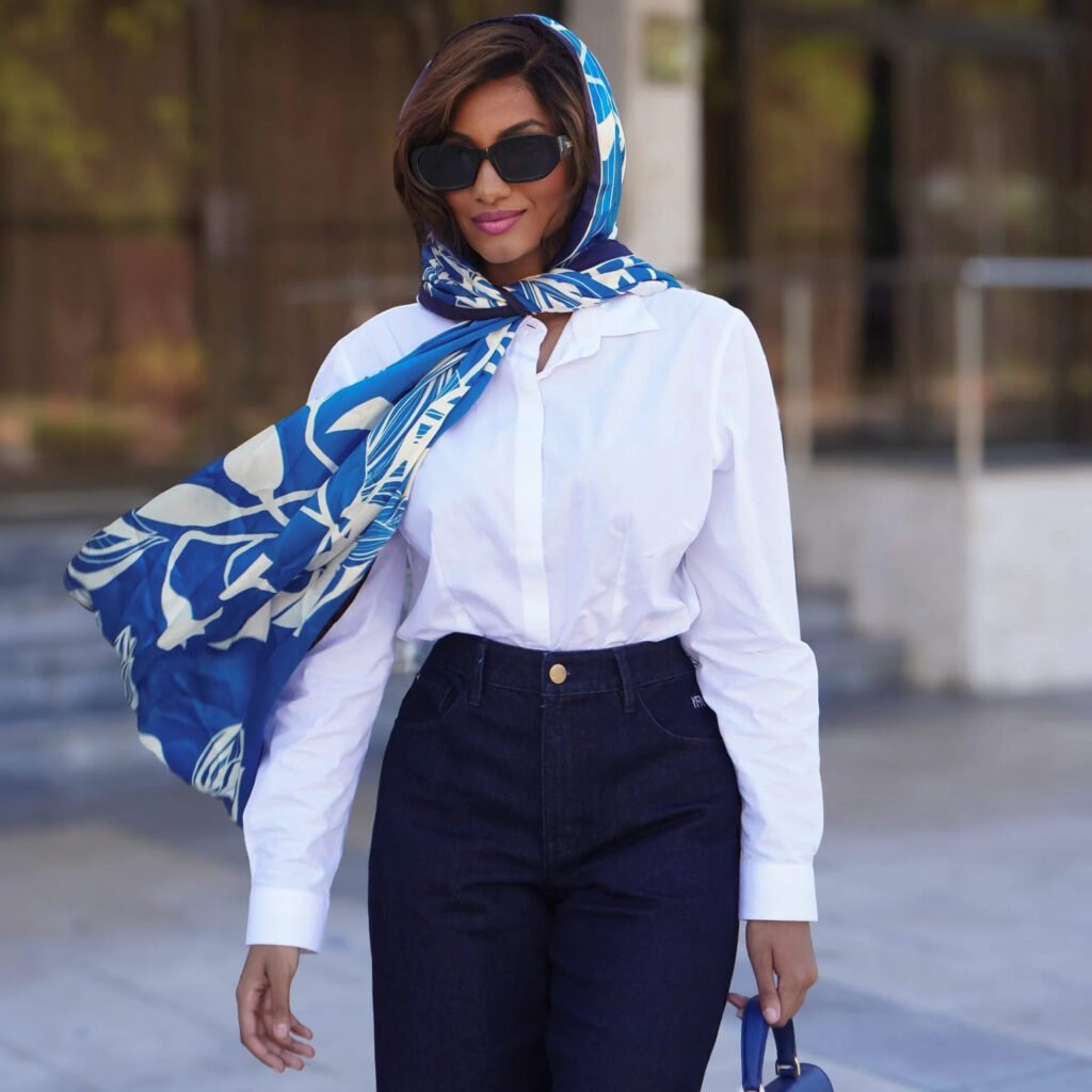 O que comprar nas liquidações de inverno: lenço de seda e camisa branca