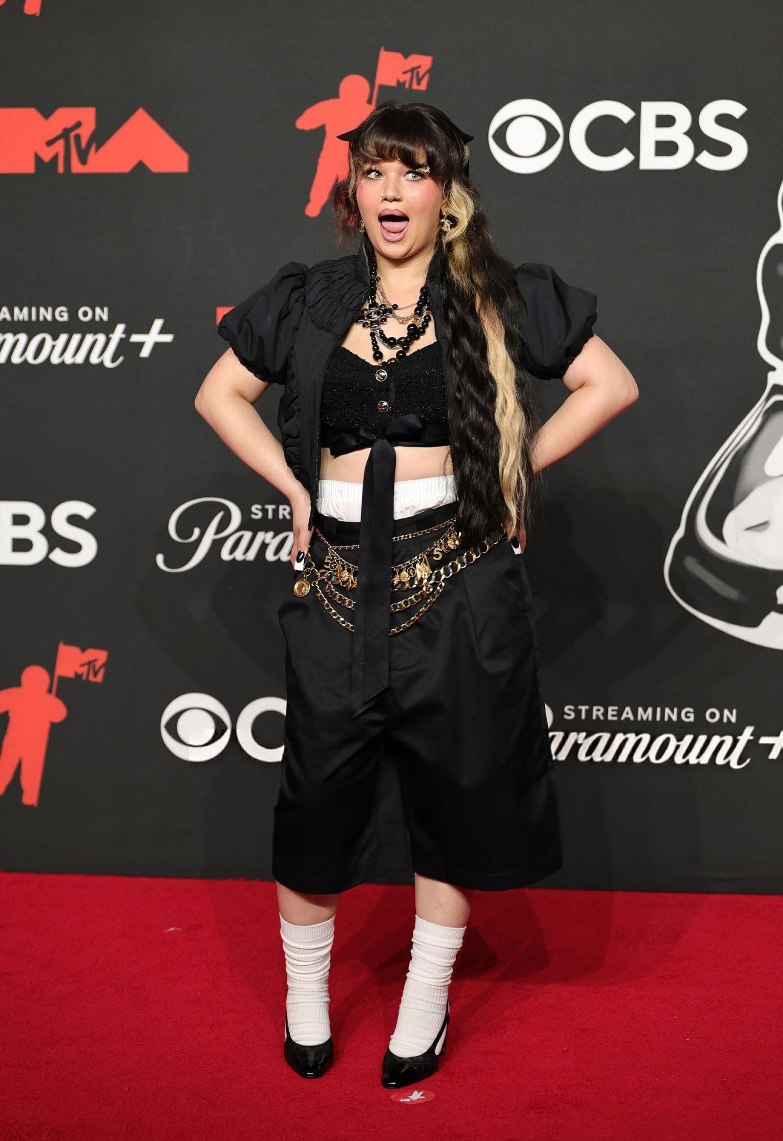 Looks do VMA 2025: Lola Young, de Chanel